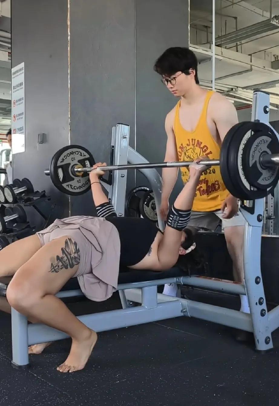 女人用这么努力练肌肉吗纹身不错