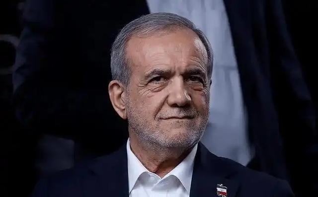 眼下伊朗总统进退维谷！联合国大会结束后难以归国，美国财长贝森特在电视访谈中直言：