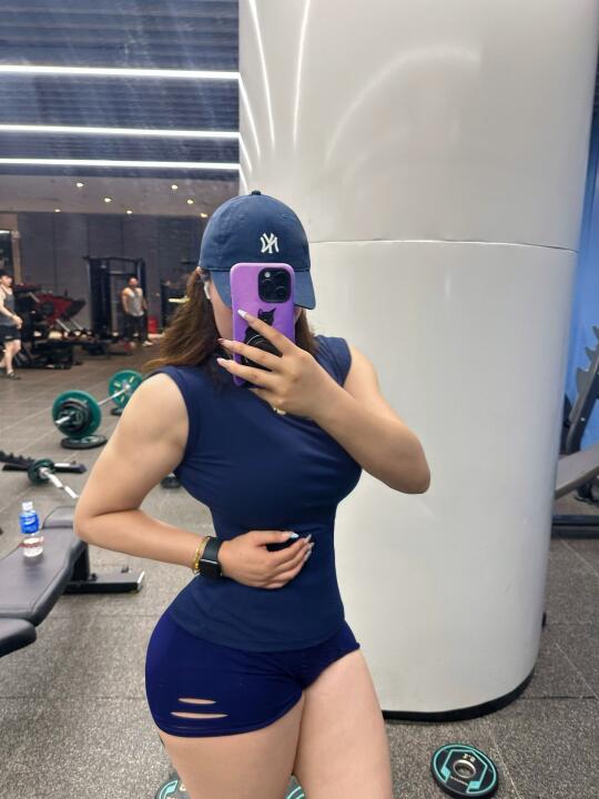 老婆们，徒手硬拉90kg了…