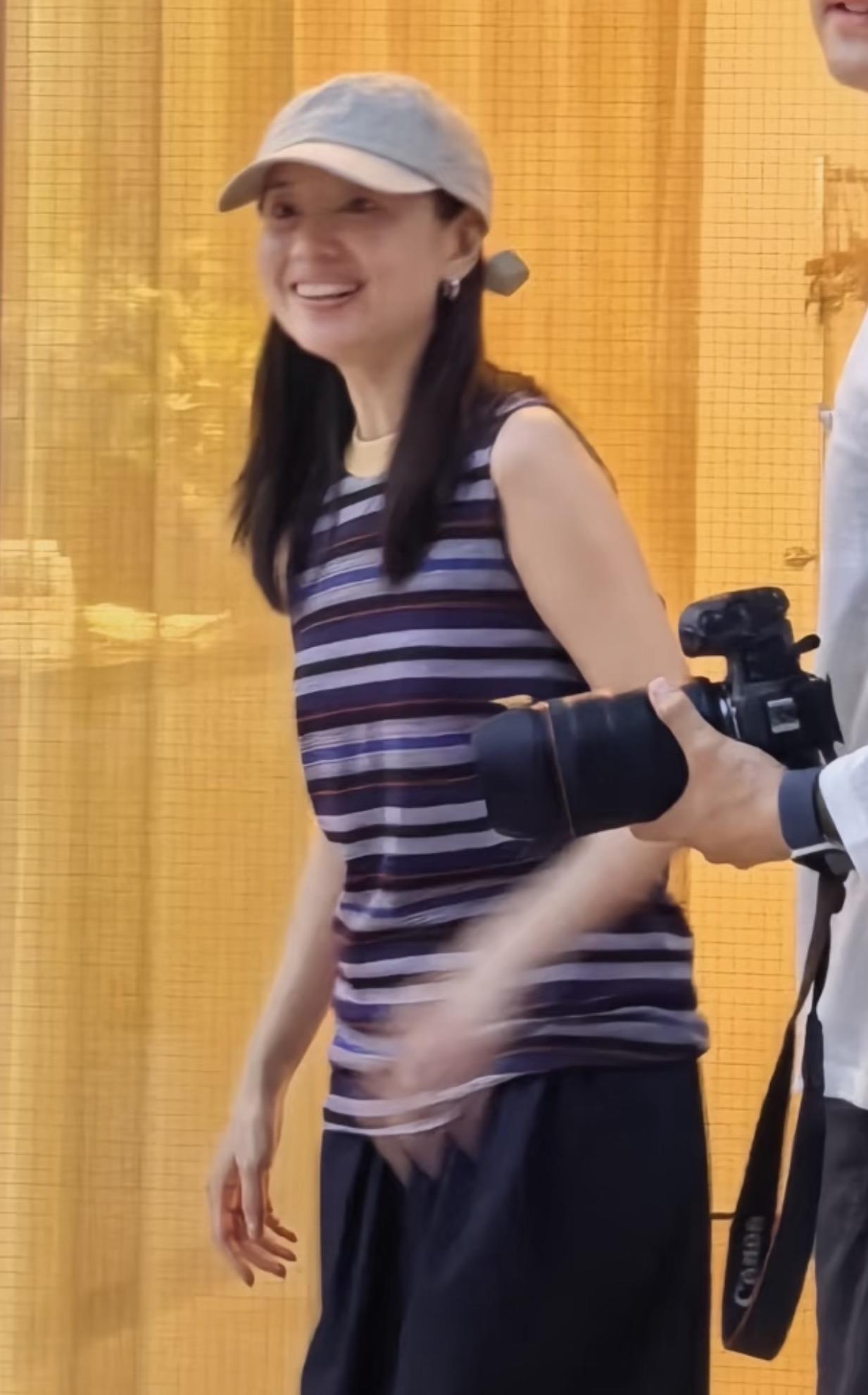 46岁董洁去阿那亚巡视自己的店，没化妆素颜就来了，脸部浮肿比之前胖了，倒是比瘦的