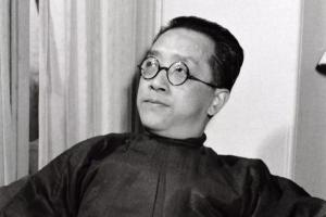 1962年，胡适突发心脏病，倒地身亡后，留下的一张老照片，镜头中的他穿着长袍，非