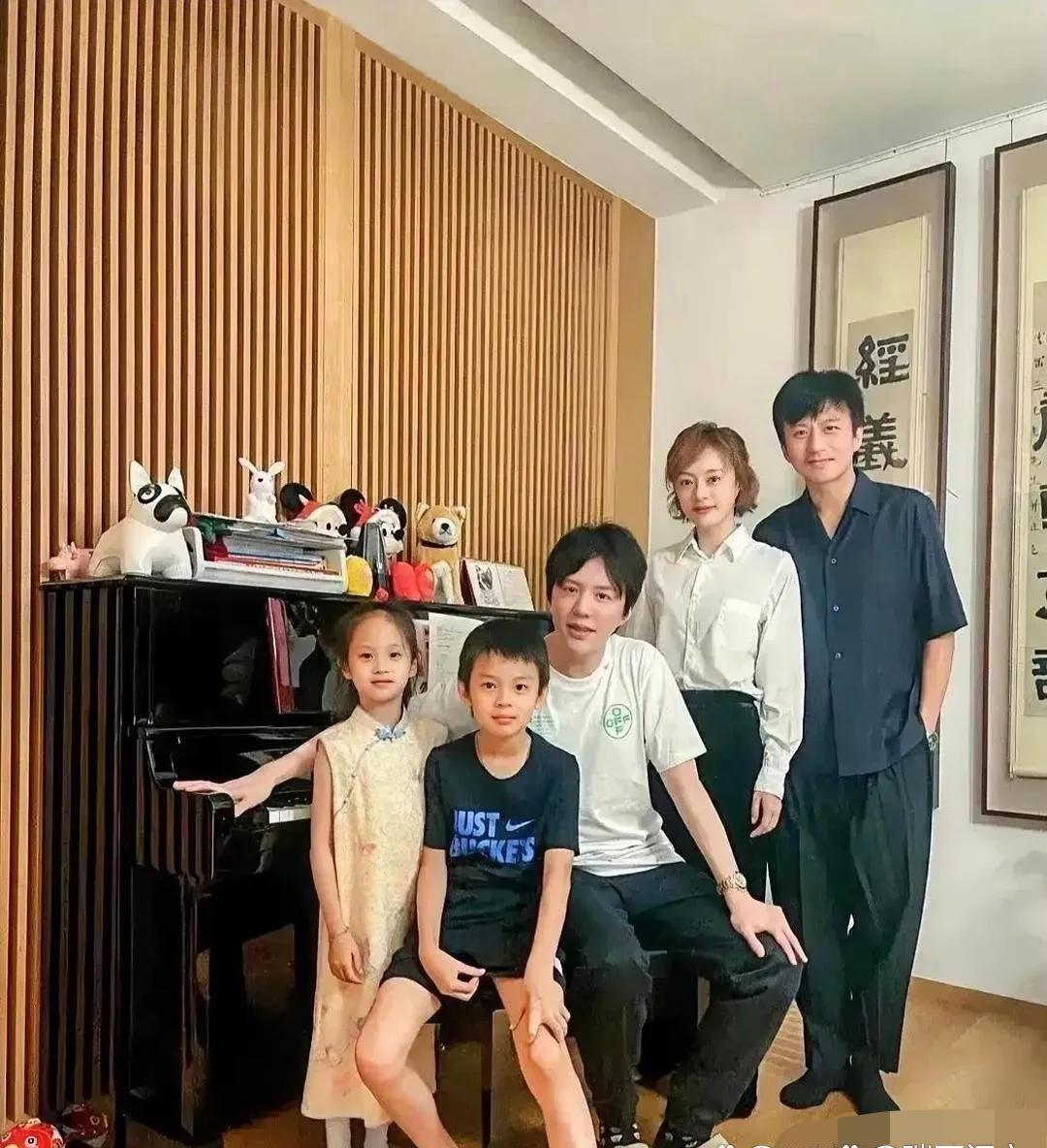 孙俪一家跟保姆处得跟自家人似的，日常亲密得不行，照片里站中间那位阿姨，要不是提前