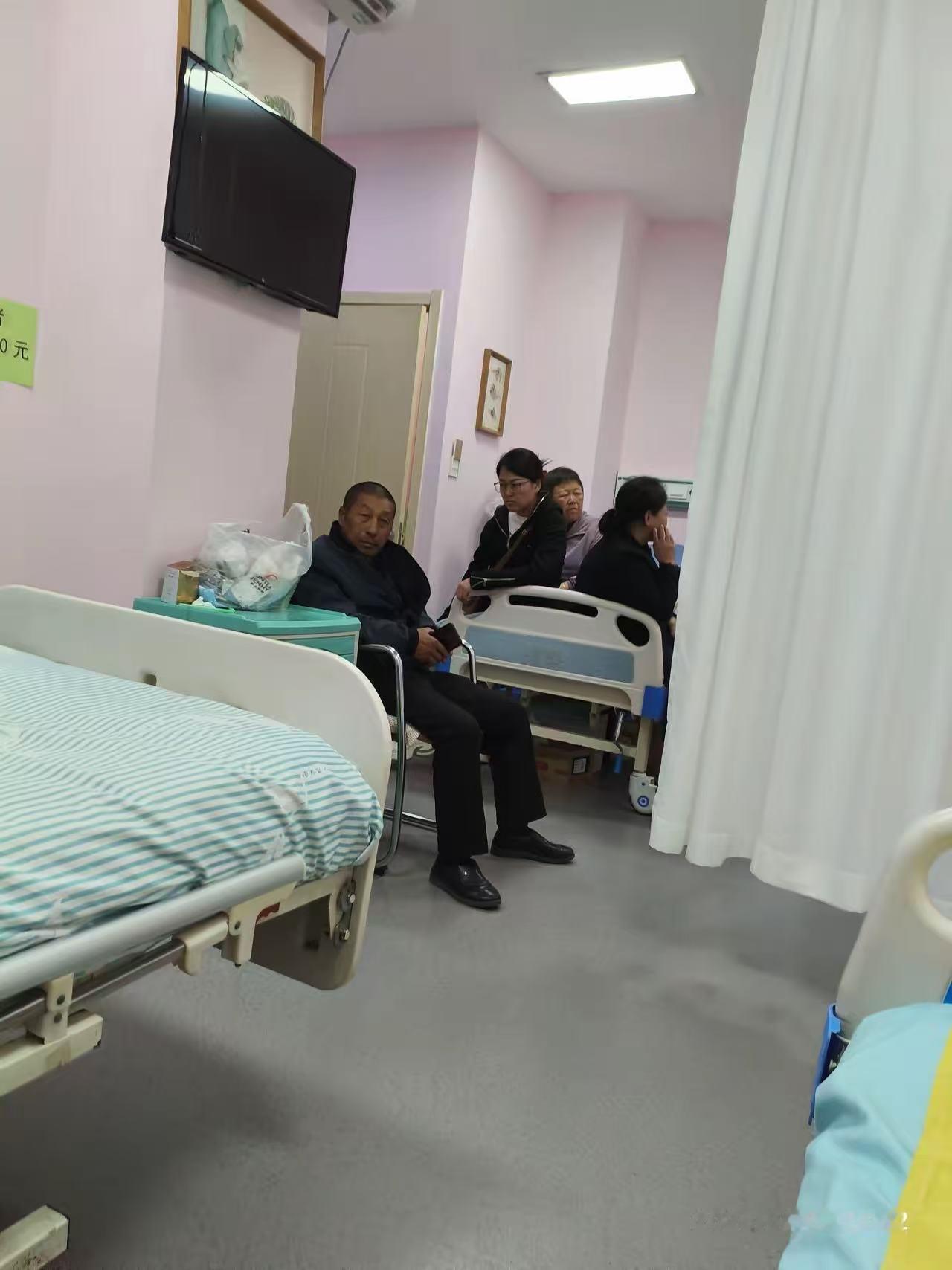 贵州某医院一例70岁男病人因脑梗导致昏迷，被判定为植物人，十余位亲戚从四面八方赶