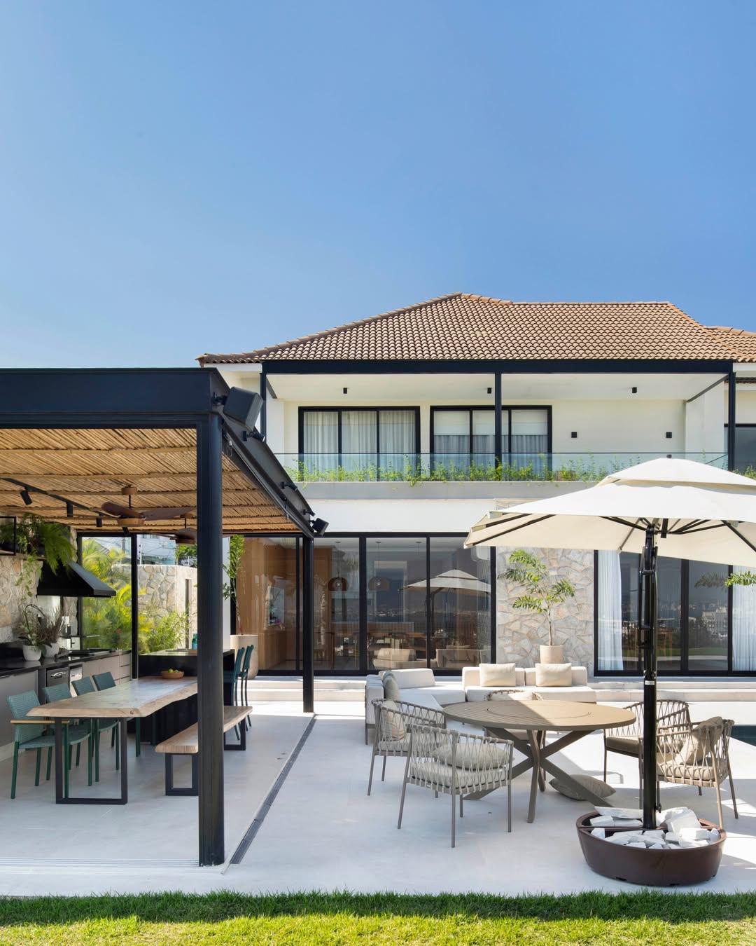 现代主义别墅，摒弃繁复雕琢，回归建筑本真质感。如何让装修变得更高级?别墅