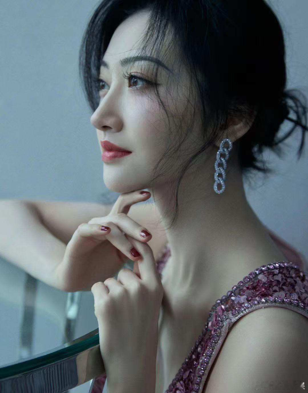 景甜风波后首个封面喜欢这组大片传递出来的感觉，景甜褪去锋芒，多了沉静的韵味，眼
