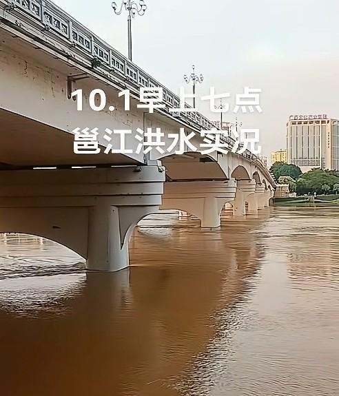 猛哦，一夜之间邕江变大海，南宁邕江水位那么高，又迎来了洪水，江边区域再次