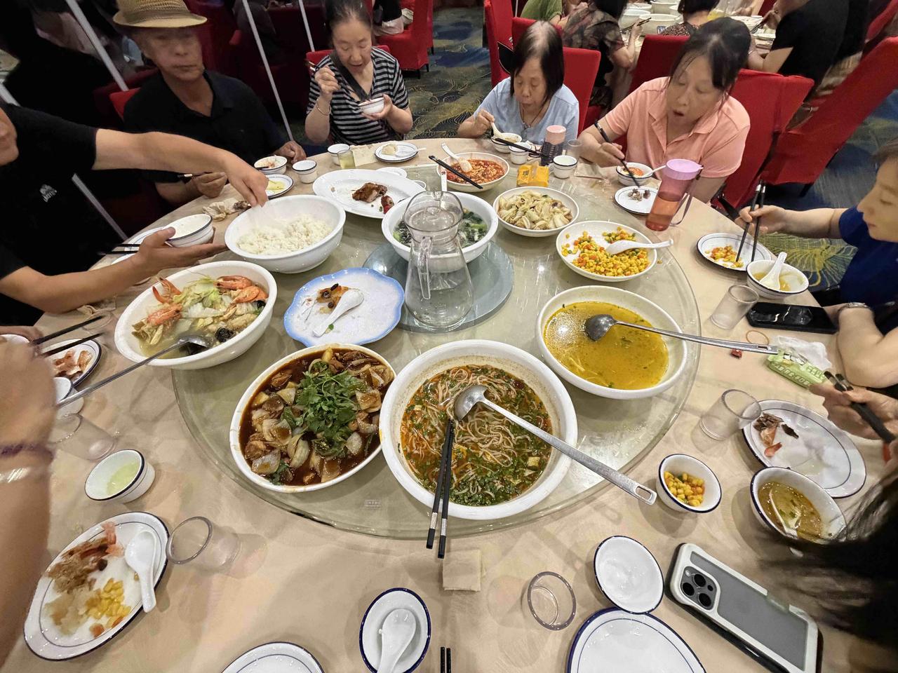 昨天上午11点30分，我在西安永宁门外的陕西会客厅，吃中午饭！上午，我参加了西