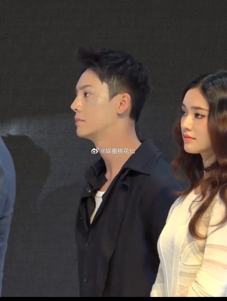 何穗看到陈伟霆和林允同框，真能安心吗？你看他俩站一块儿，那氛围感绝了，气场特别合