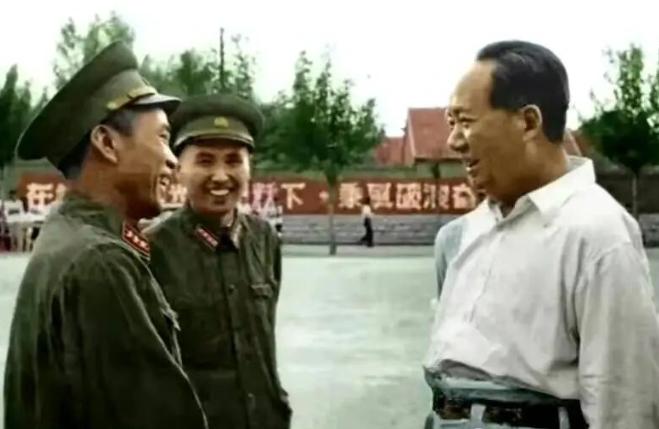 1957年，山东潍坊军分区司令员陈昌奉正准备吃午饭，一碗热气腾腾的饭刚端上桌，警