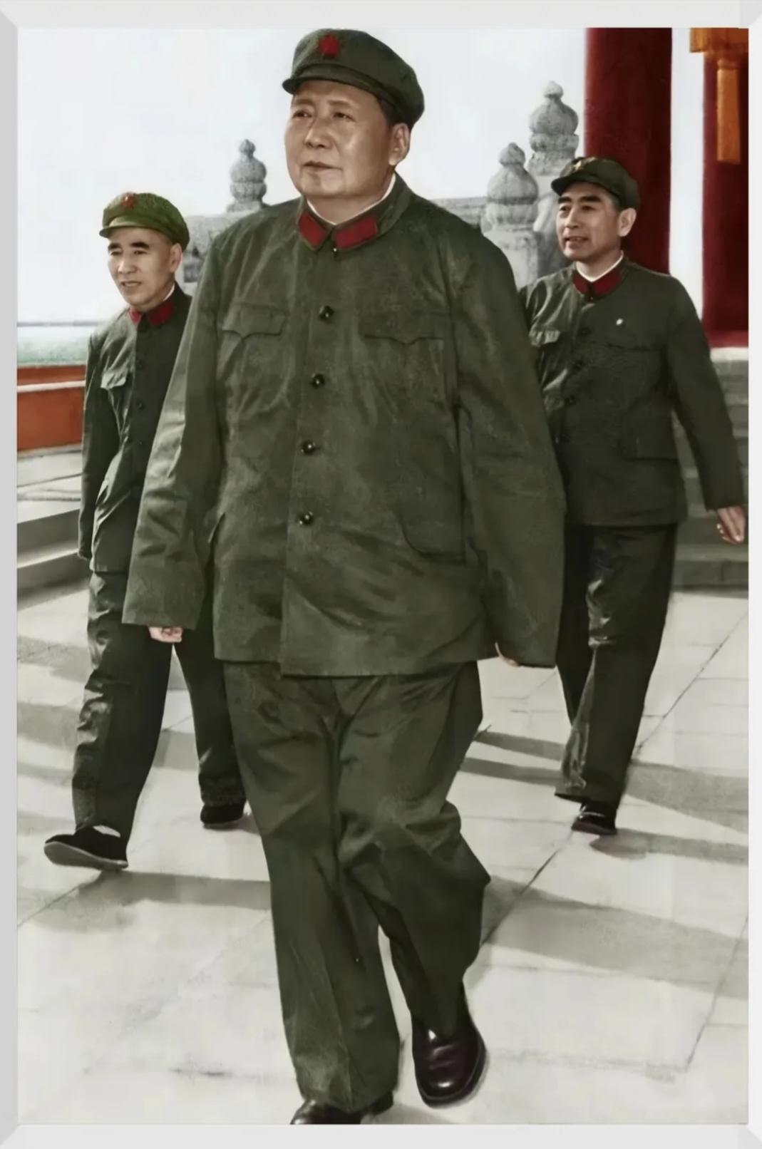 这是新中国历史上三位重要历史人物身穿军装，在天安门城楼上行走的照片，他们是要