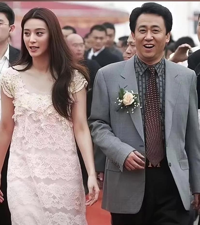 这是2012年，范冰冰为恒大一个楼盘代言，与许家印一起亮相该楼盘开盘仪式的活动照