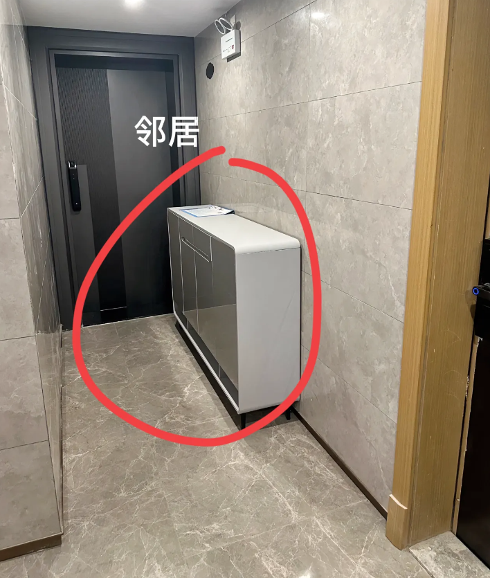 鞋柜非得占用公共空间，如果你遇到这种邻居该怎么办？