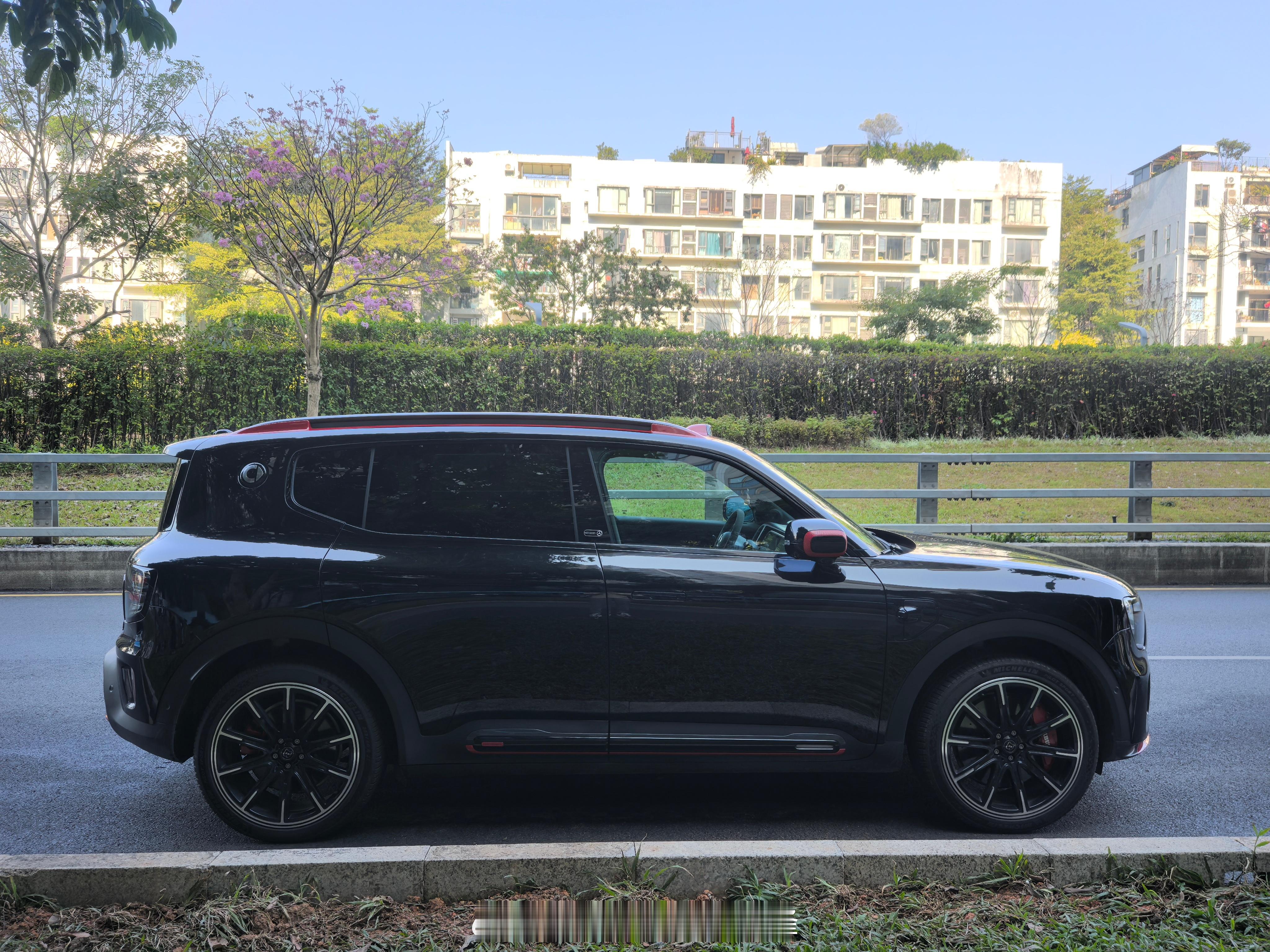 这两天没什么出差，拿了一台smart精灵5Barbus开开，也是smart目前