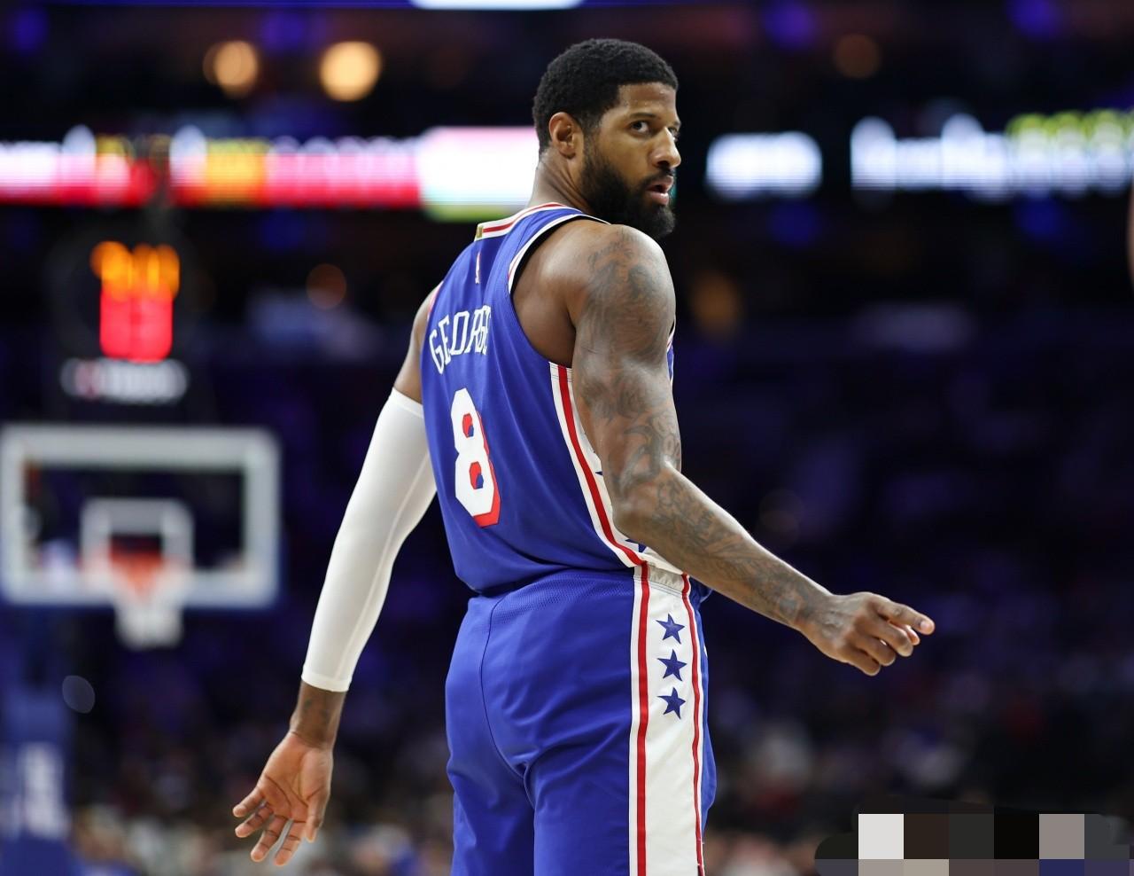 家人们谁懂啊！保罗乔治这波操作直接给我看傻了！前阵子他打雄鹿那场球，突然跟开