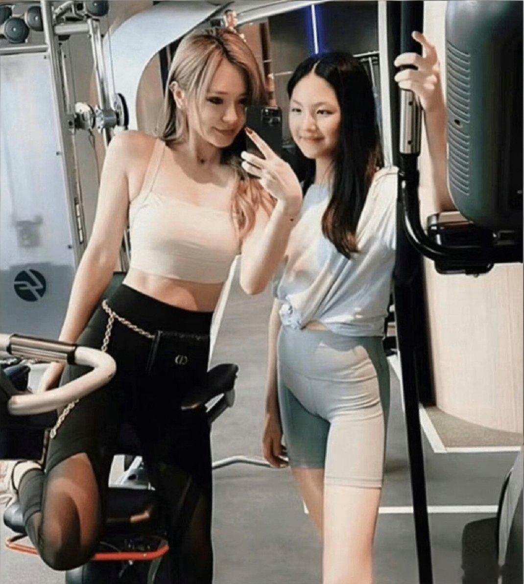 王诗龄这个腿算得上内娱第一直了