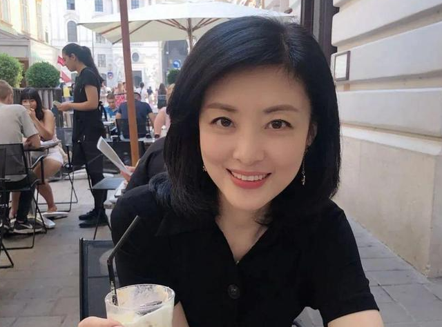 作为曾经的央视一姐，周涛的职业生涯其实并不是一路顺风