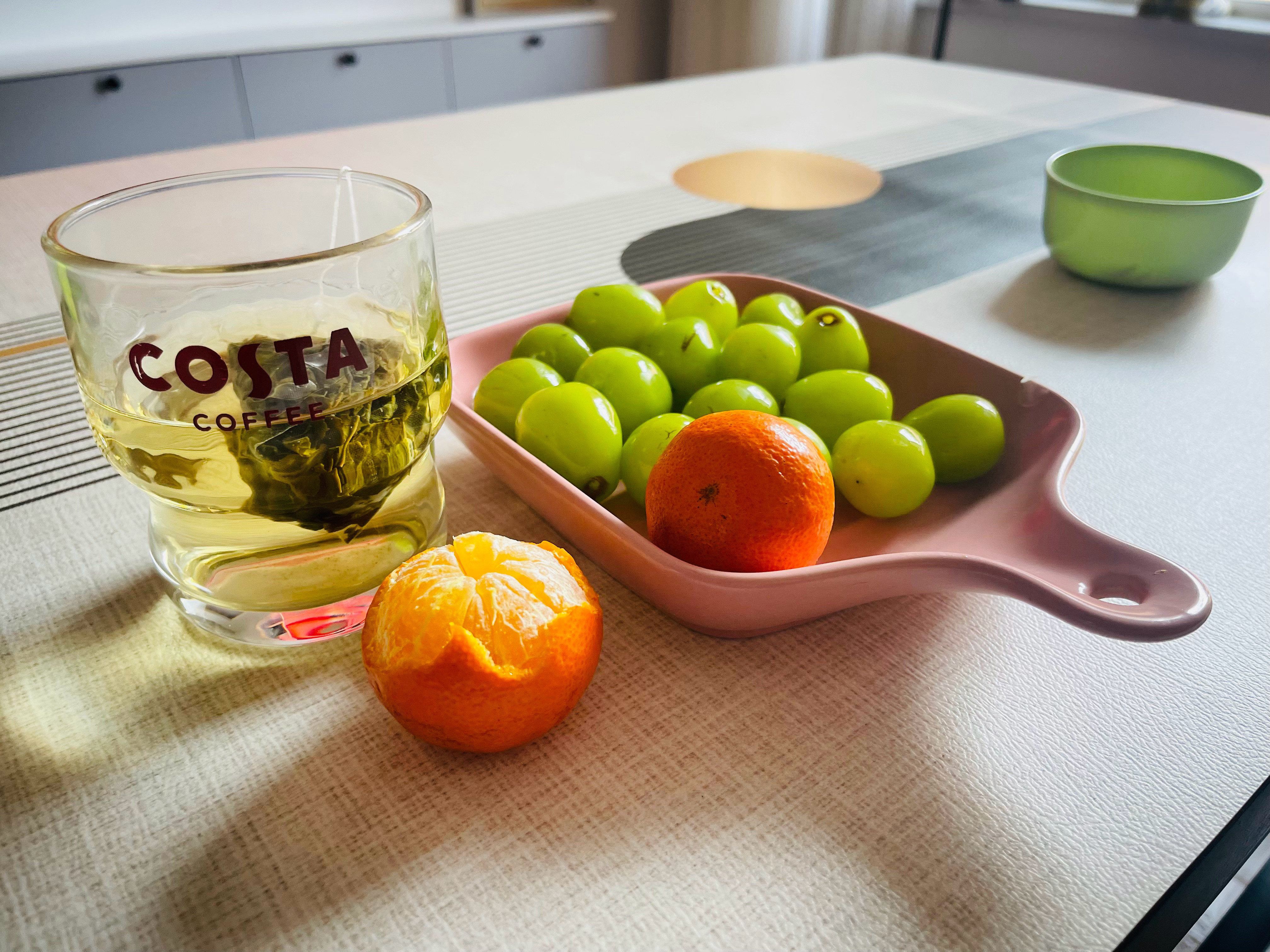 喝茶、吃水果+追剧，发现了消遣时光的另一种方式。连追了3集《风与潮》，今年真是抗