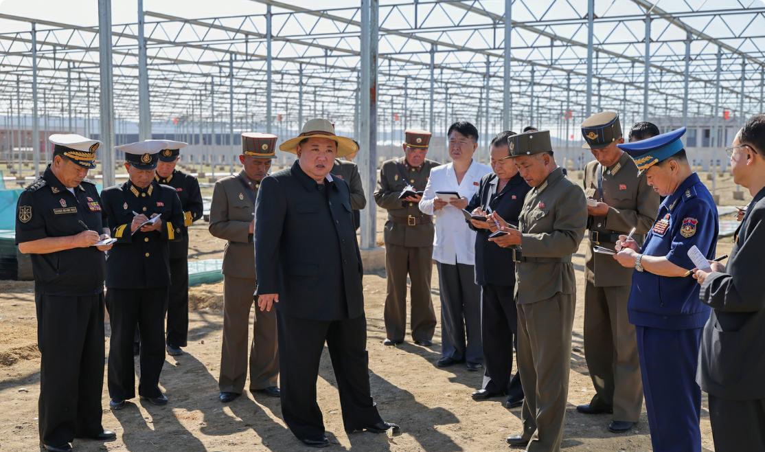 金元帅亲临现场指导新义州温室综合农场建设及地区开发工作。时间是9月18日。赵