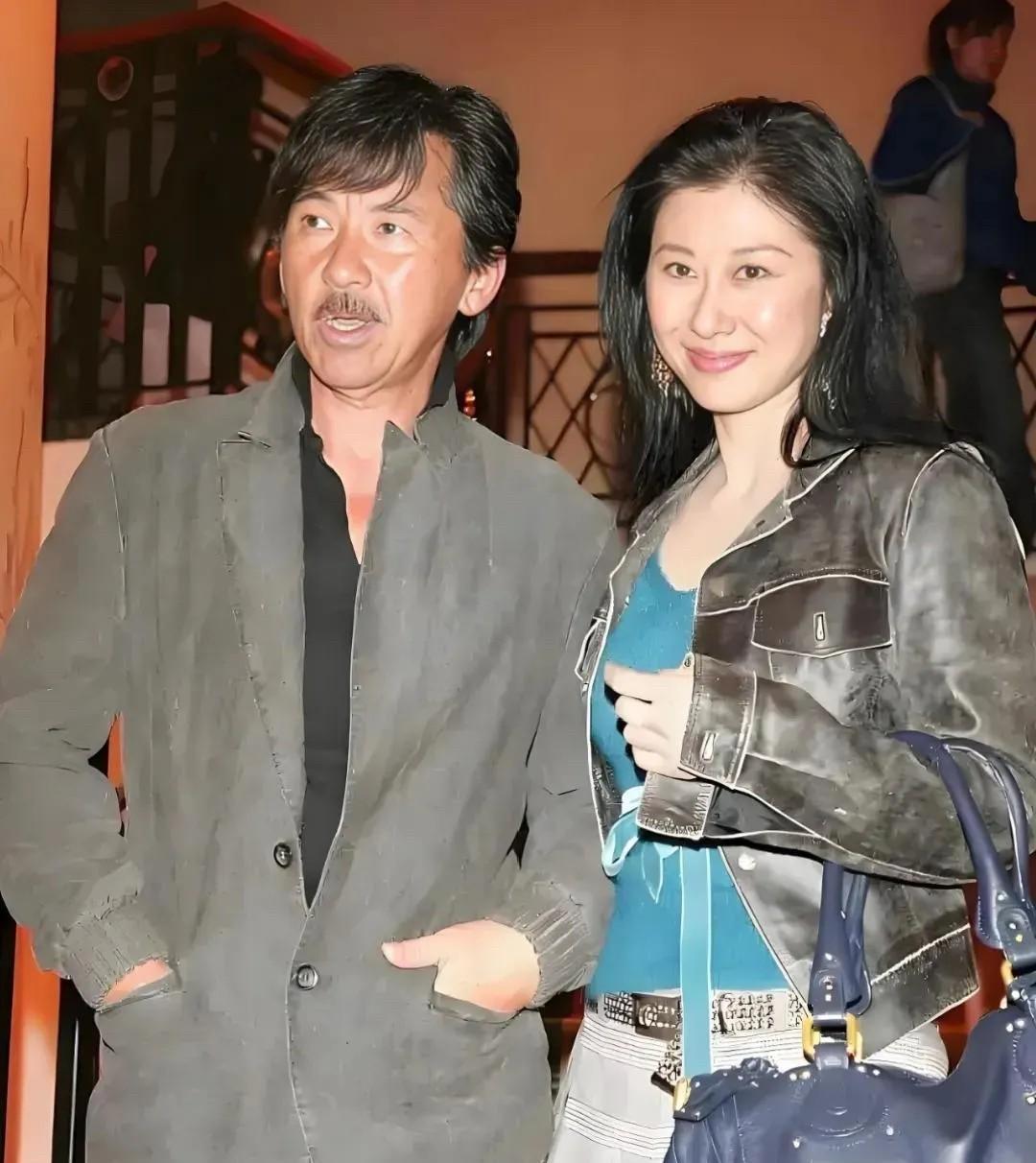叶倩文当初那么年轻，又那么好看，怎么就嫁给了林子祥？估计是林子祥才华横溢，歌声动