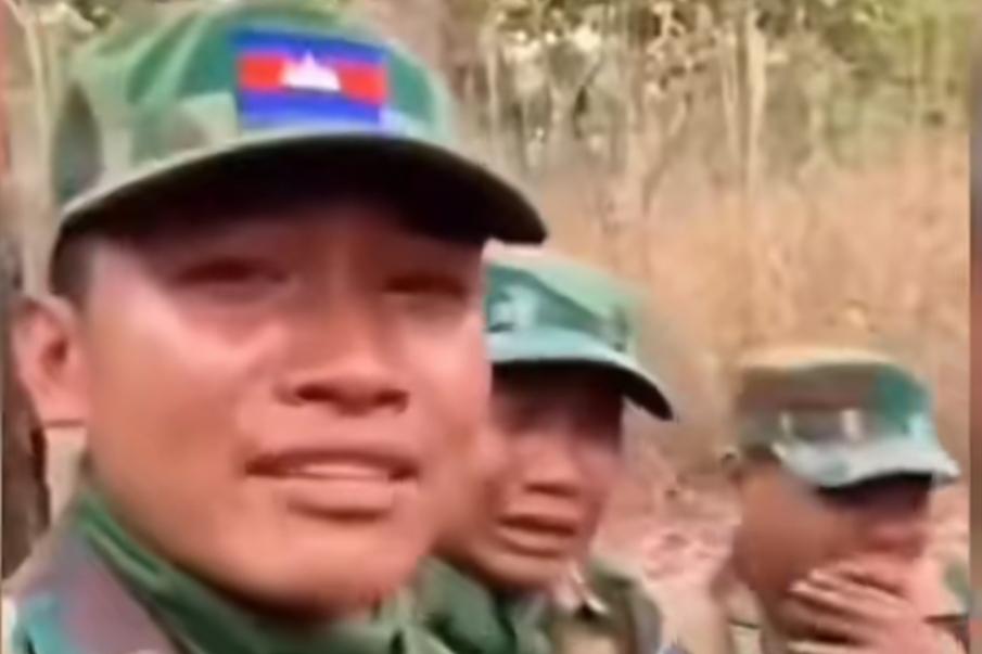 ​从柬埔寨战场上传来的真实的画面，看到这些士兵们泪流满面的很明显看得出他们受到炮