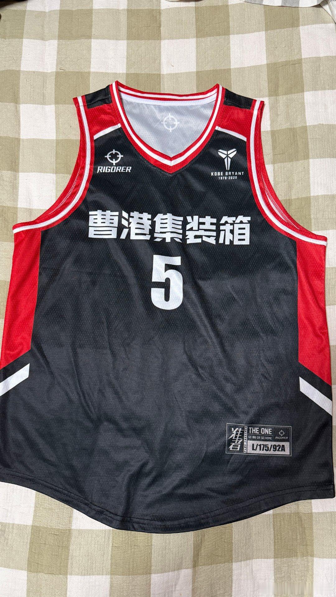 又一年的篮球联赛，半场4v4，6战皆负，订了两身队服，还专门增加了纪念科比logo，裁判服也给了一套