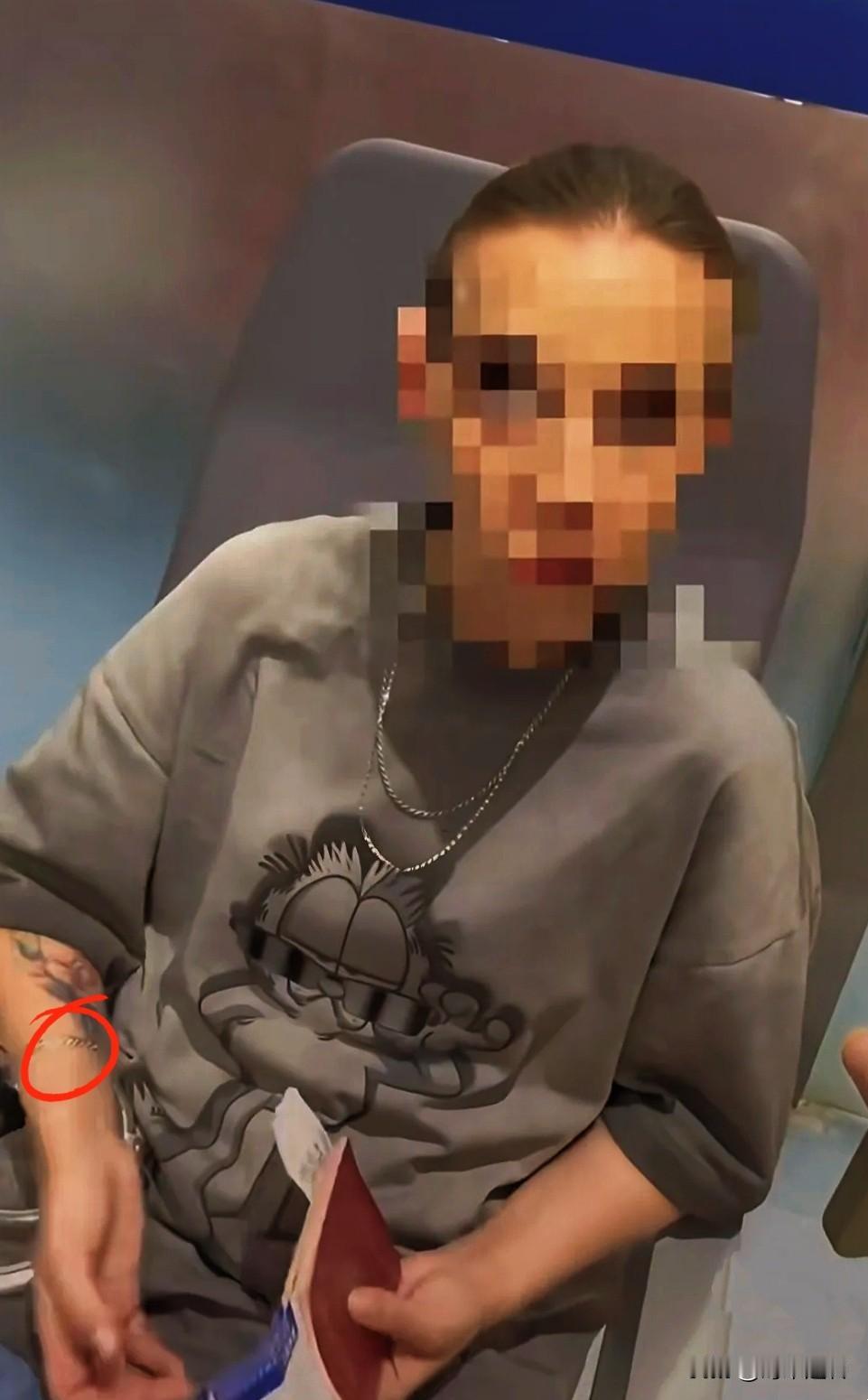 在无锡机场候机，差点没把我吓死！旁边休息室有个外籍大姐，竟然掏出打火机点烟。