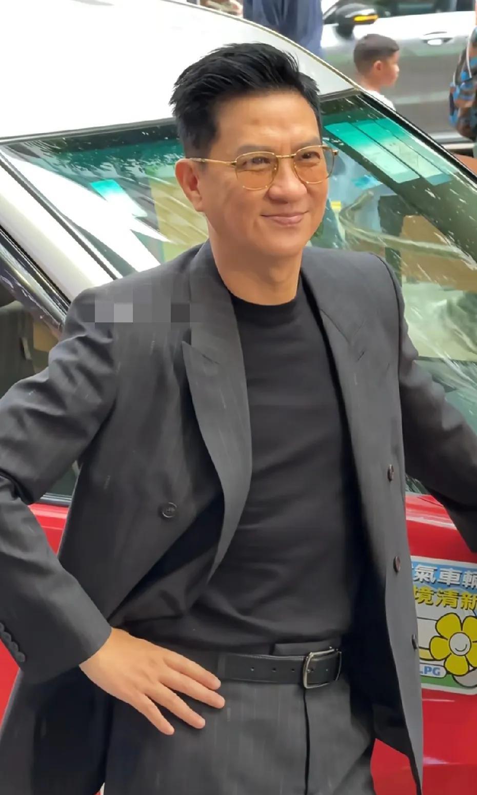 60岁的张家辉出席活动，年龄大只要没肚子，随随便便扮起来就是型男，脸上几道皱纹反