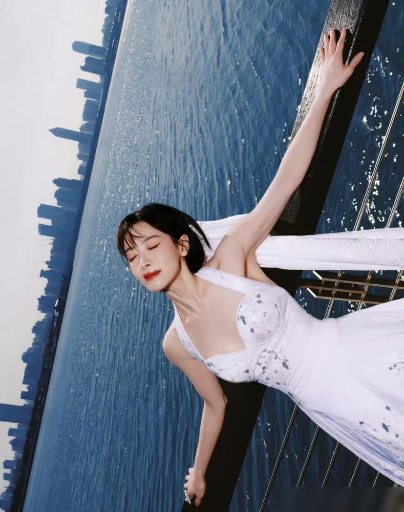 完全明白蓝盈莹为啥跟曹骏分开了!2024星光大赏的后台，曹骏跨坐在道具小马上挥