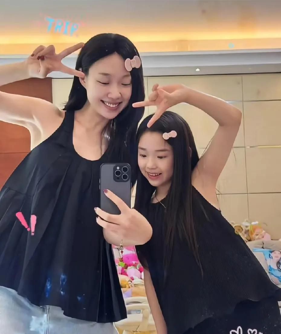 管乐和董璇女儿小酒窝同框，不能说像吧，简直是一模一样