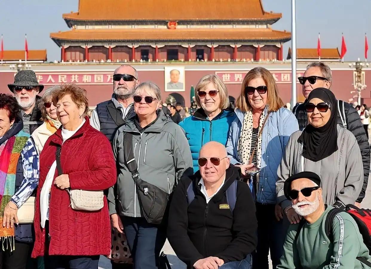 北京可能自己都没想到，今年第一季度涌入上海的九万多名美国游客，竟意外地成了中国“