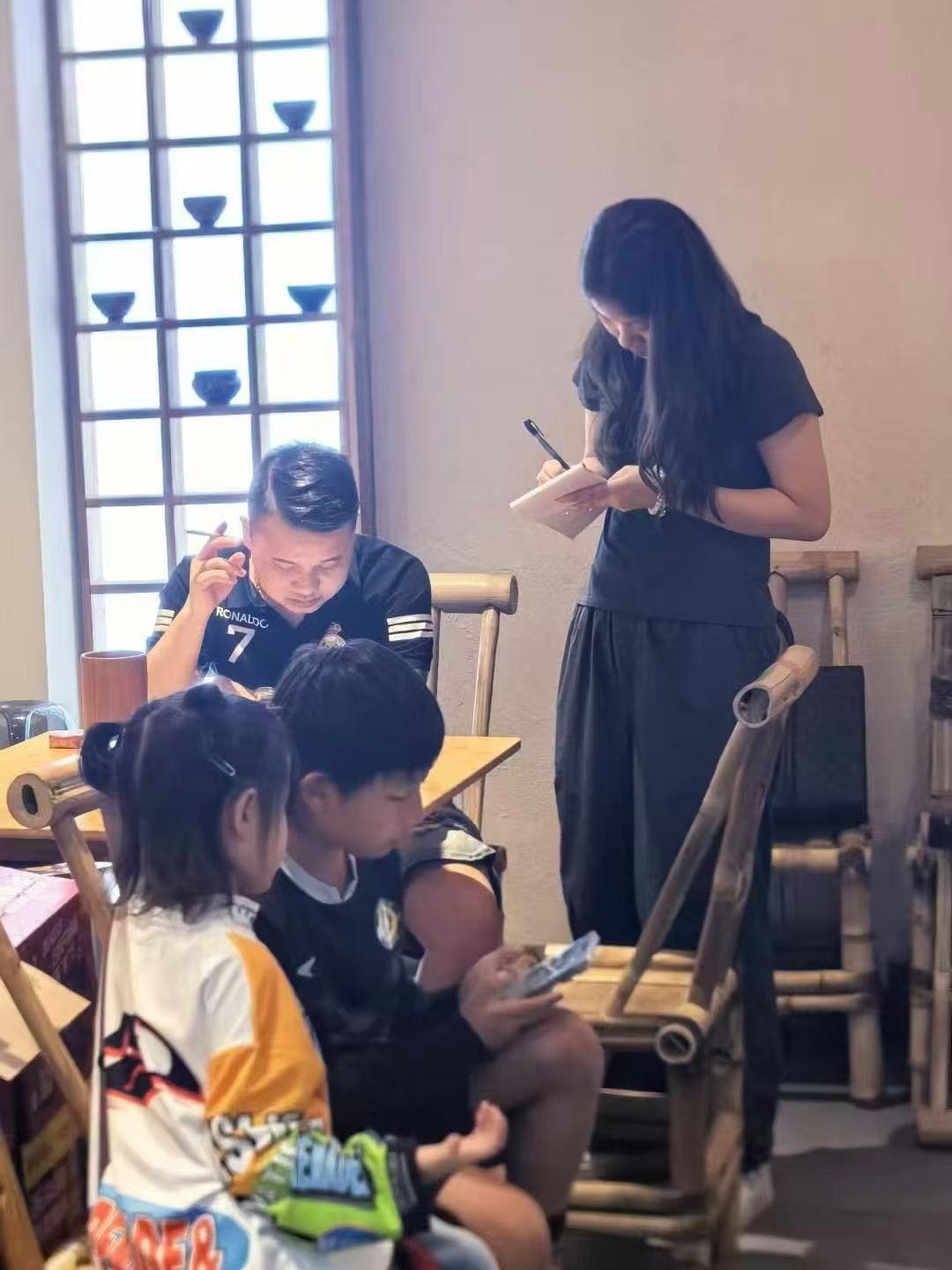 79年，46岁，娃才上六年级，我谁都不怨，只怨自己！我奶奶在世的时候，总跟我