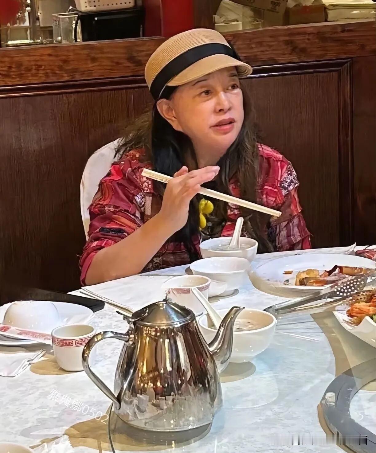 70多岁的刘晓庆，在没有美颜和滤镜的情况下，也和平常的老奶奶差不多了。并无什么巨