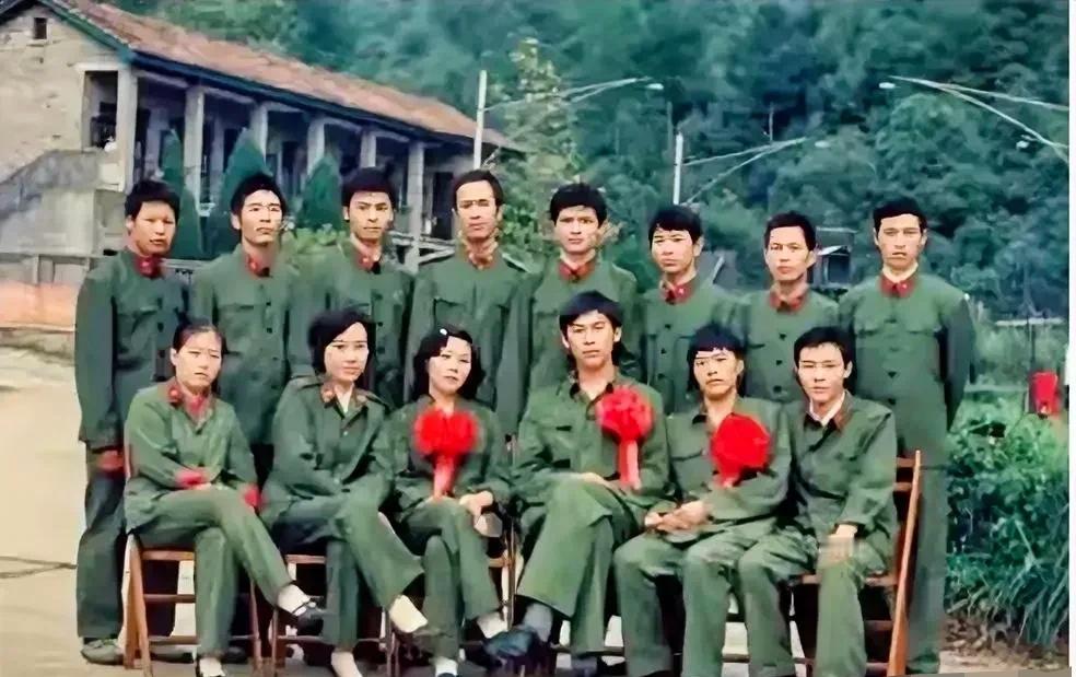 这是一张拍摄于1988年的老照片，只见画面中有十几名穿军装的战士在合影，他们精神