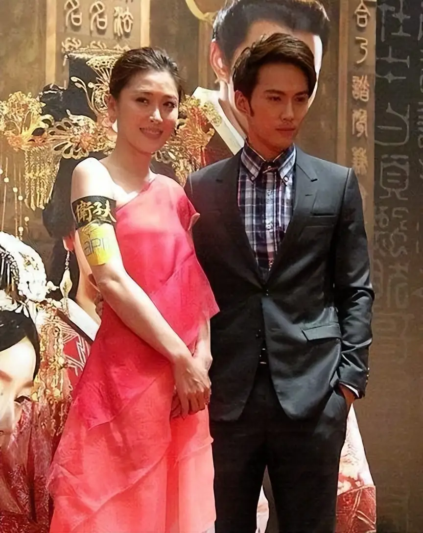 周丽琪，这是细糖吃多了要换个粗糖。周丽琪谈的前男友，一个比一个年轻帅气，事业有