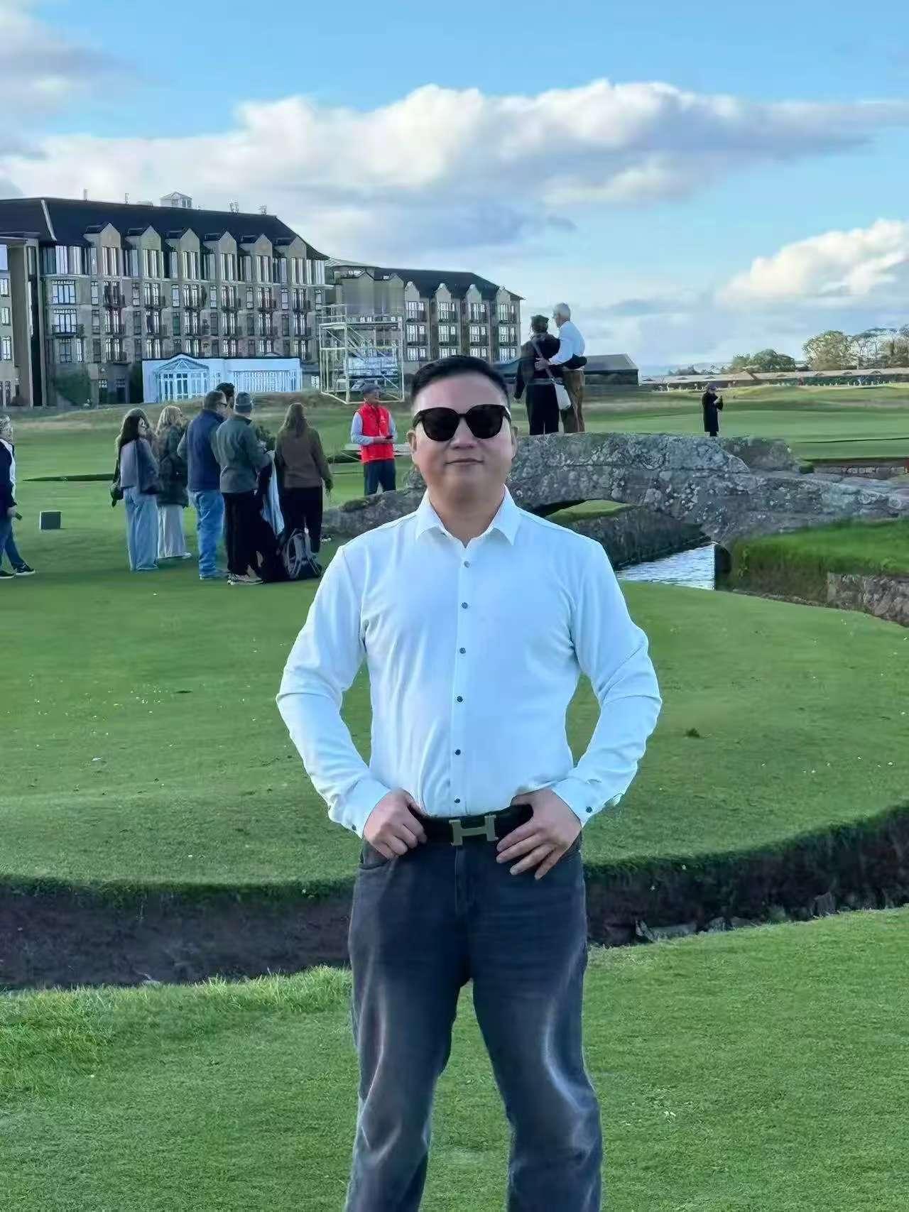 真的气炸了！十年前那个靠P2P卷走十几亿跑路的家伙，现在还在英国活得风生水起！