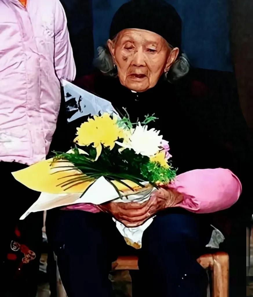 7子参军全“阵亡”，58岁母亲哭瞎双眼，1949年门外突然传来熟悉的声音，一声“
