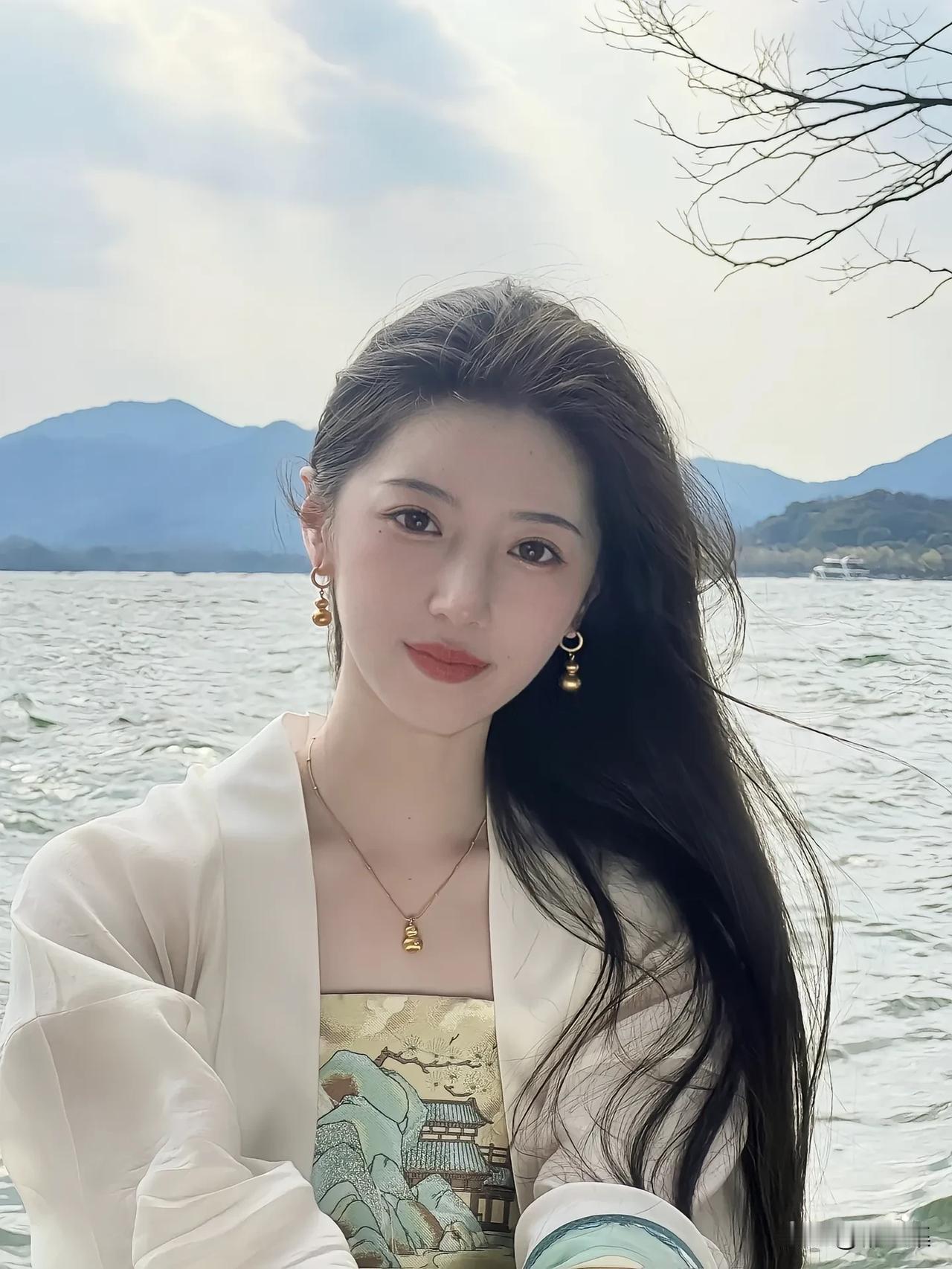 什么样的女生让人一见难忘?姿态里有“风”，自带松弛感，让人眼前一亮而念念不忘