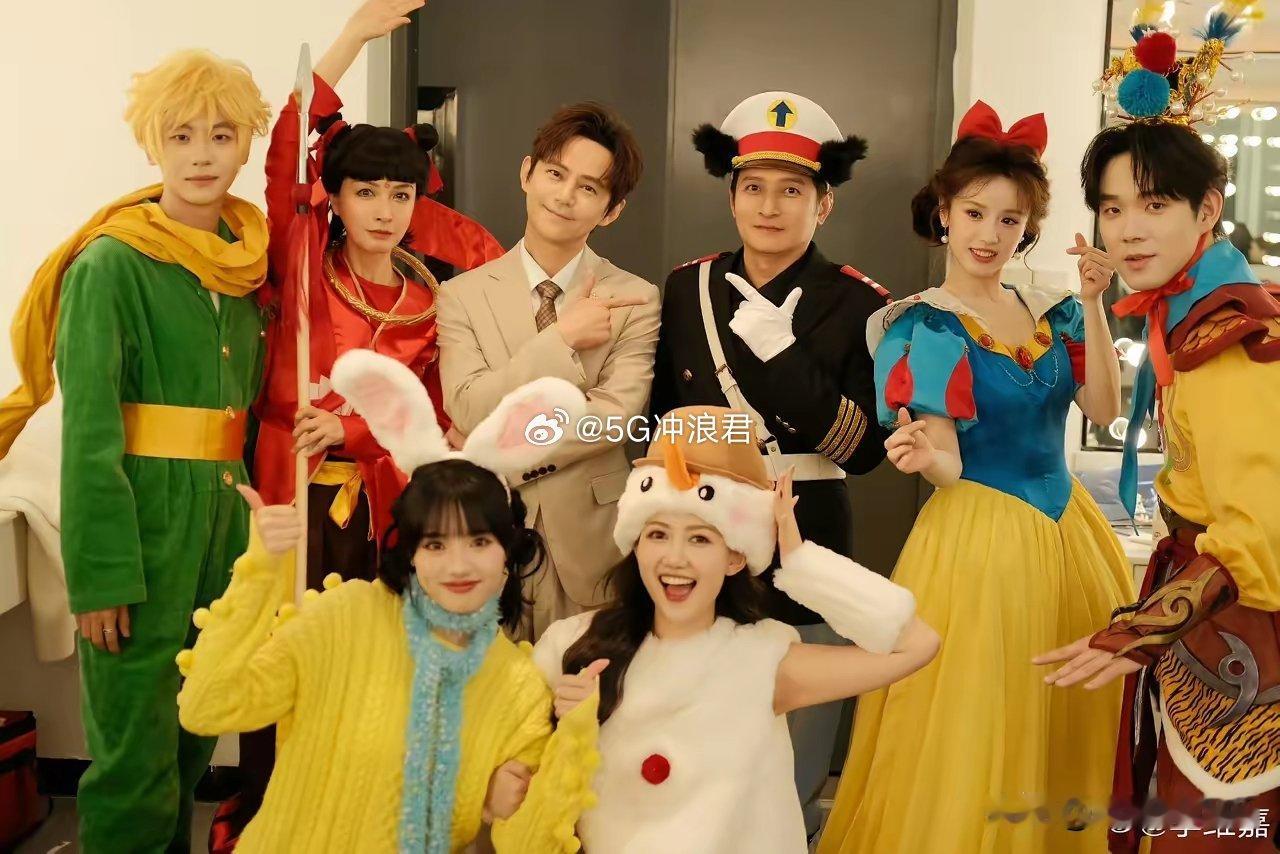 何老师真的开心不是李维嘉回来了也不是吴昕也回来了而是站在他旁边的是吴昕和李维嘉，