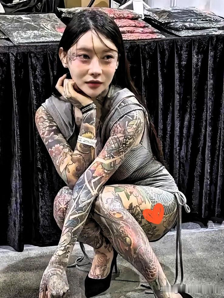 追求个性无可厚非，但纹身穿刺终究要承担长远代价。。。街头撞见满身穿刺、纹着花