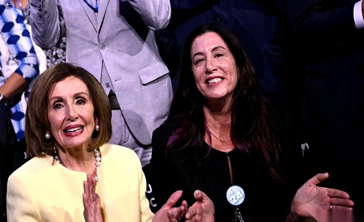 佩洛西的位子还没凉透，她女儿的竞选海报就贴出来了。这哪是选举。这分明是家族企