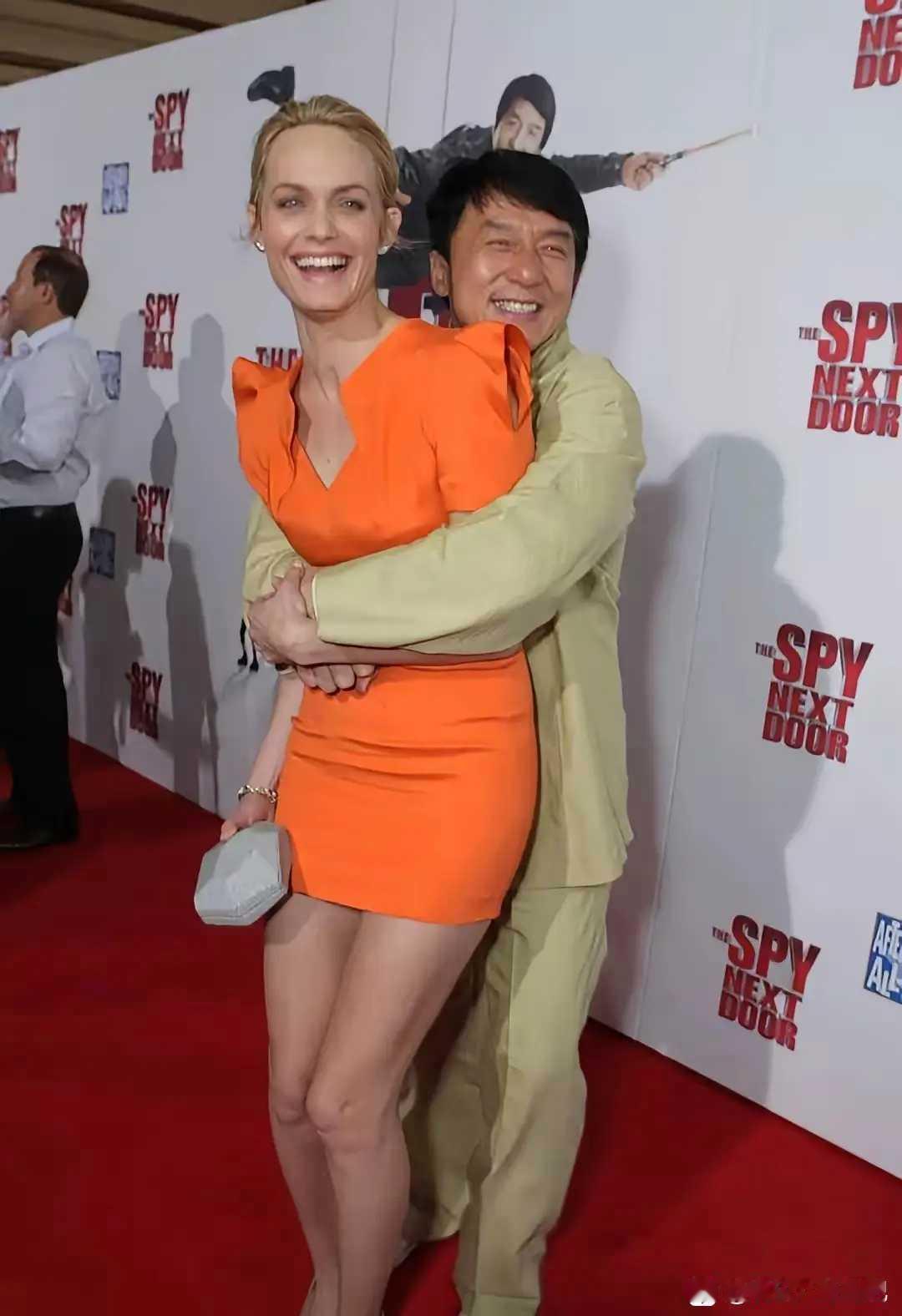 成龙大哥最经典的熊抱之一。