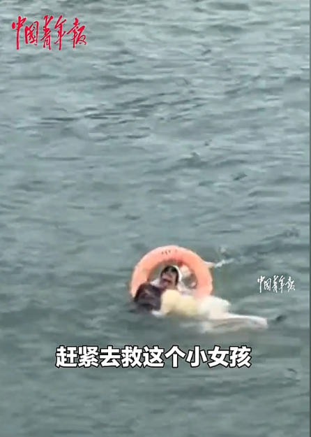 “这位大妈火了！”山东青岛，一女生岸边拍照，手机不小心掉入海中，捡手机被浪拍打进