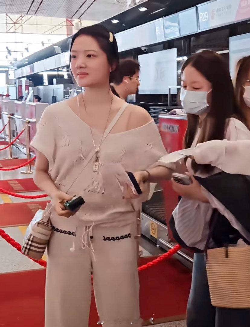 任敏机场穿搭引发热议，浅色系套装搭配高奢包包，被指反向带货……这身其实还可以吧