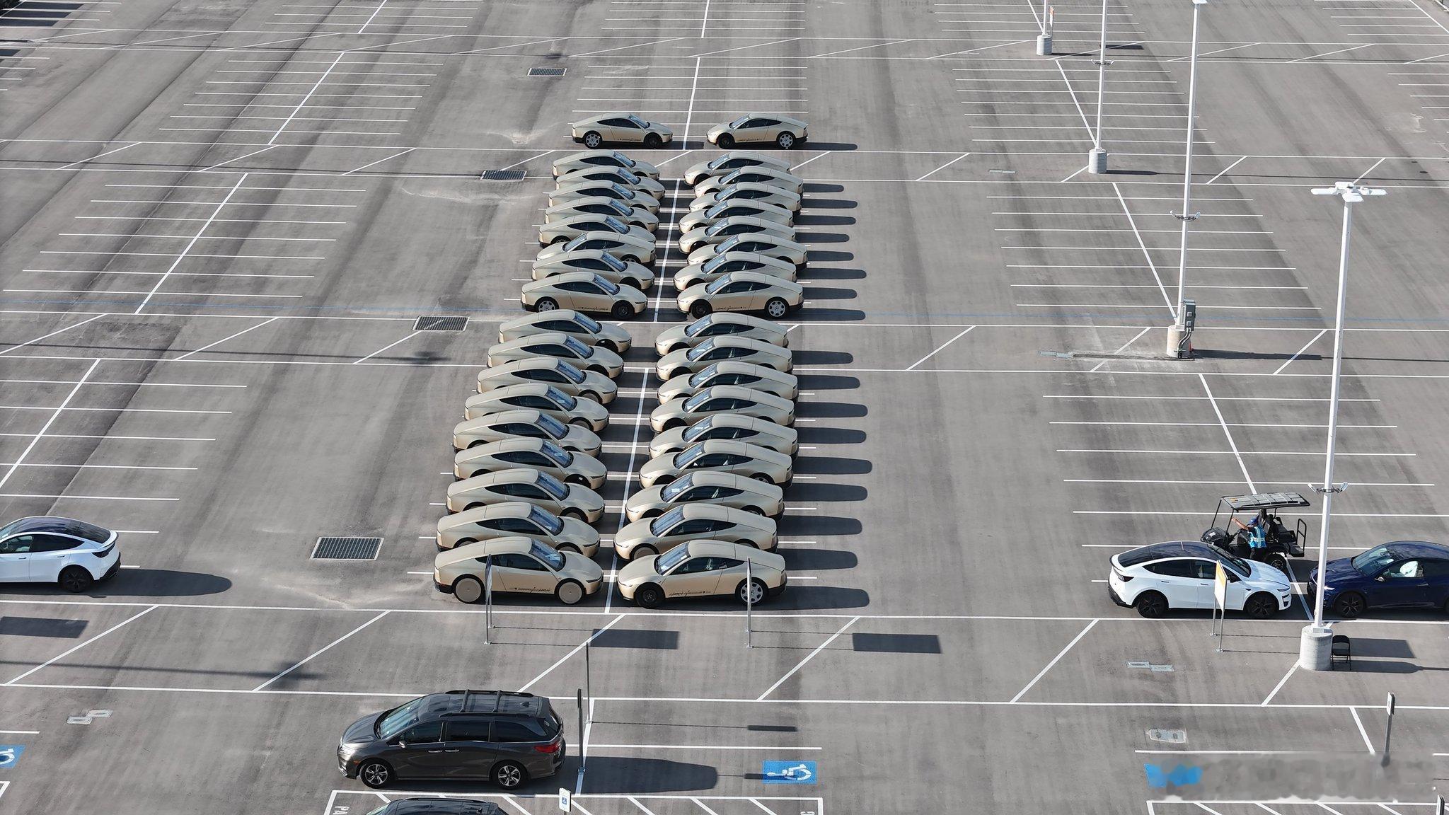 白色内饰好看是好看，但好像不太适合Robotaxi场景。