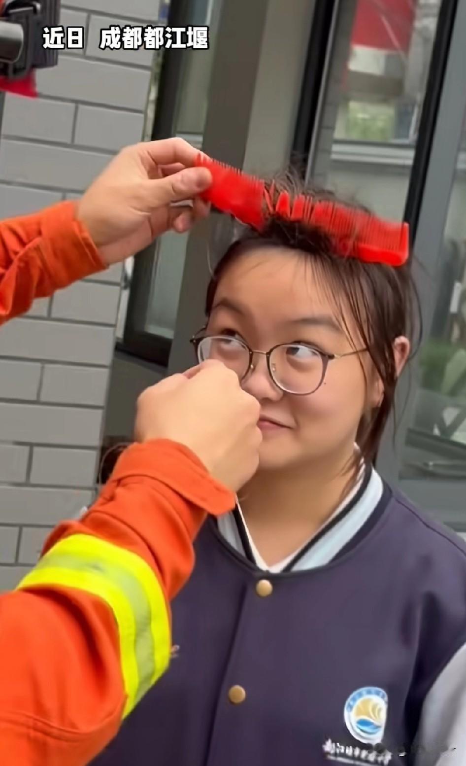 奇奇怪怪的救援又增加了，本来全校笑现在好了全中国笑你，哥哥滋个大牙说：哥哥没有笑