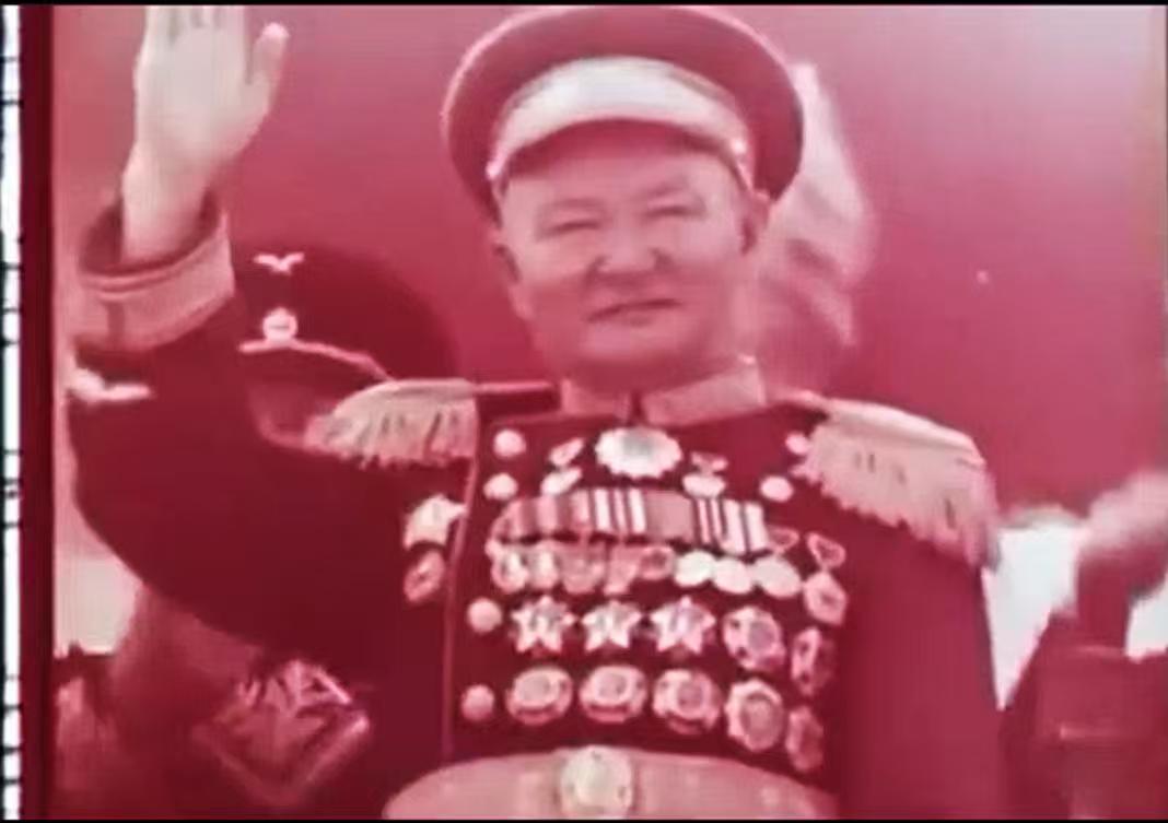 看清这个胸前挂满勋章的人，他是中华民族的罪人。正是他与外人勾结，强行推动了外蒙古