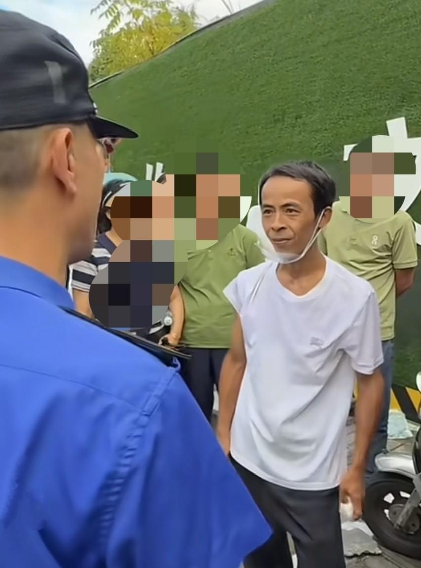 景德镇那个鸡排店火的，你晓得吧，就那个张万鹏的鸡排店。他可真的有意思，那鸡排不是