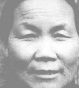 1940年，山东一位大娘给八路军端来热煎饼，战士们狼吞虎咽，可班长在啃了两口后，
