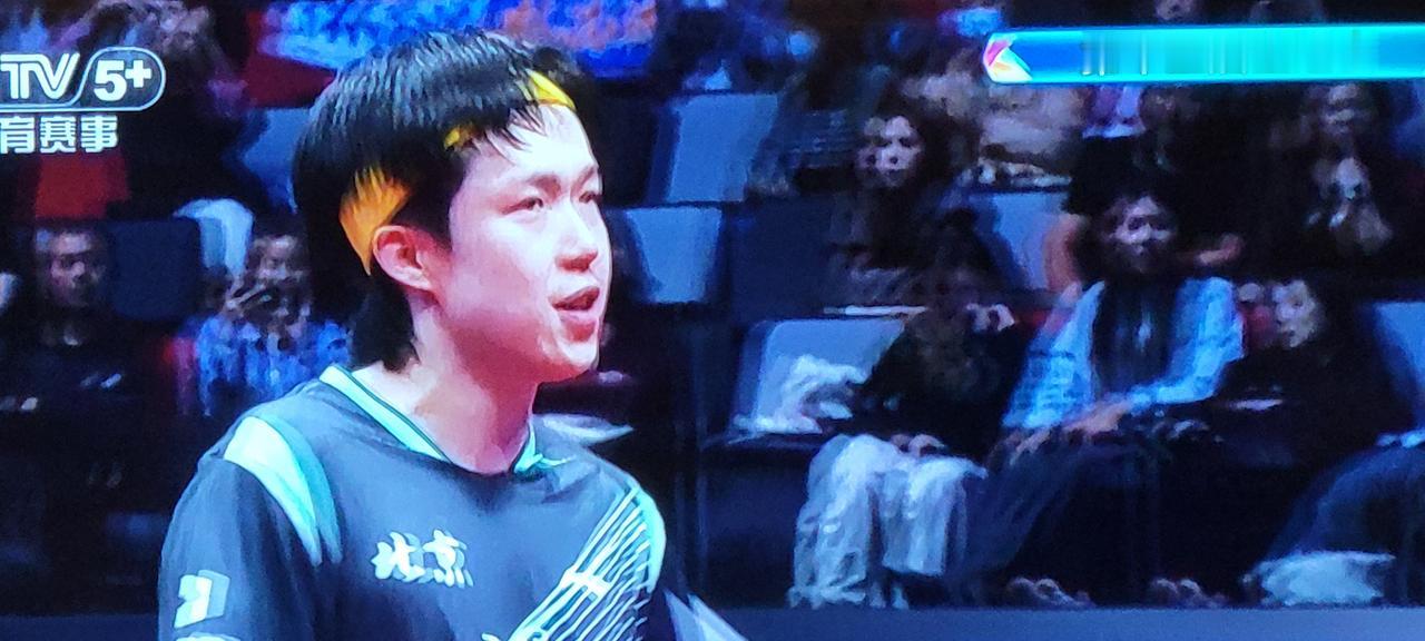 昨天晚上看央视直播头哥和高远比赛时，老是看见头哥在打完一个球后，就往观众席上看，