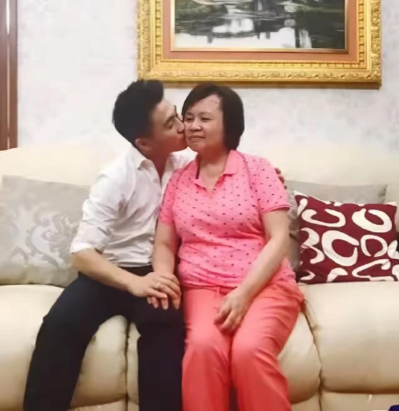 奚梦瑶的婚礼上有一个神秘的女人这个人既不是婆婆也不是丈母娘，而是何猷君的保姆
